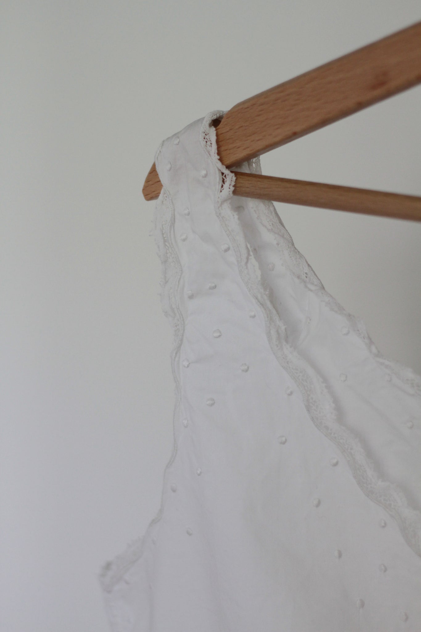 Romantic cotton top with fine details / M