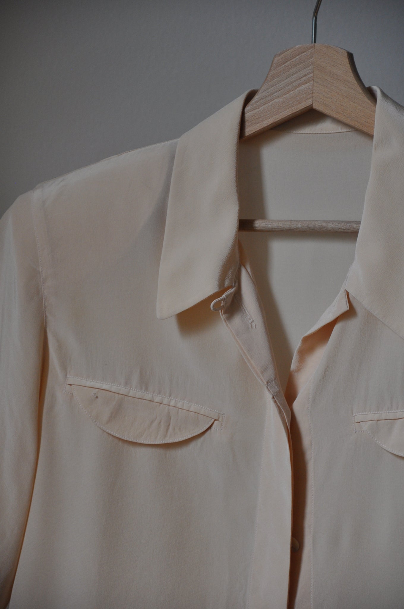 100% silk boxy shirt in pale peach / XS-M