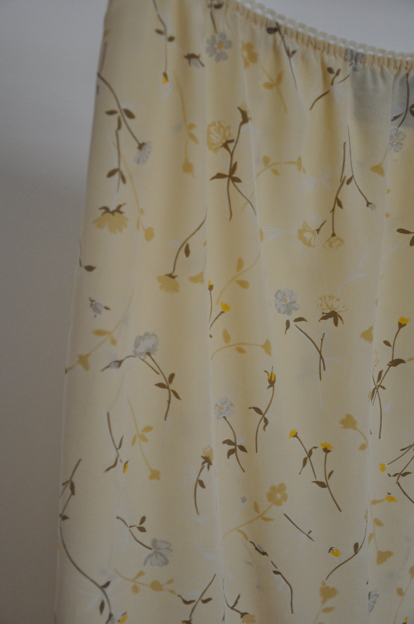 100% silk skirt in pale sun with flowers / S-M