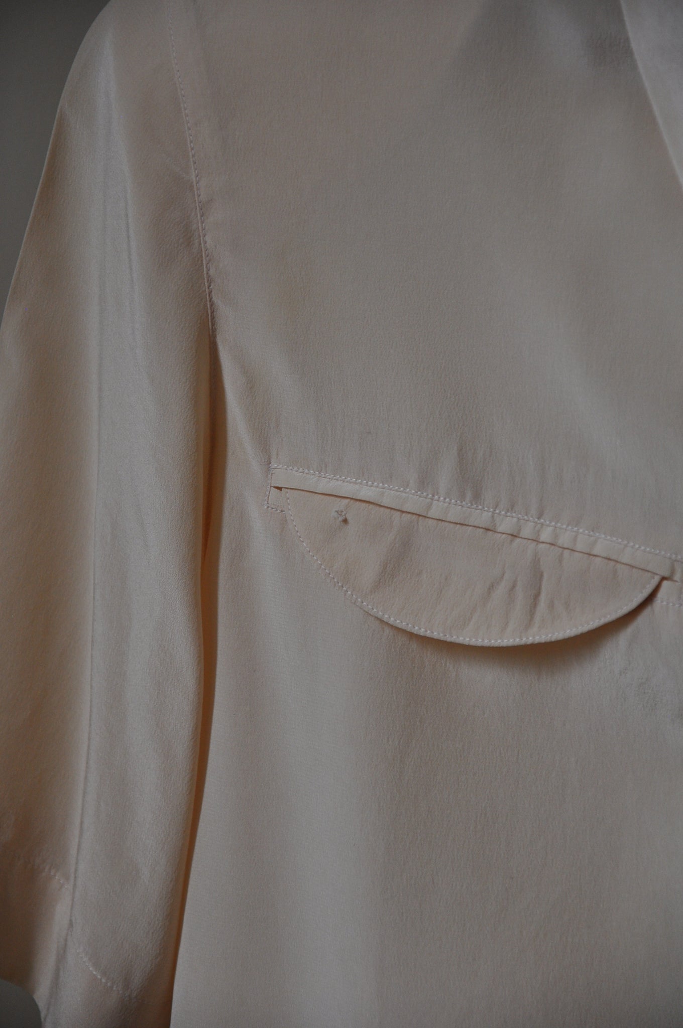 100% silk boxy shirt in pale peach / XS-M
